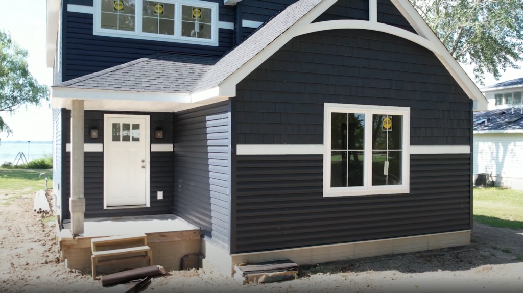 Exterior of the front of the Wayne Homes Lynden house.