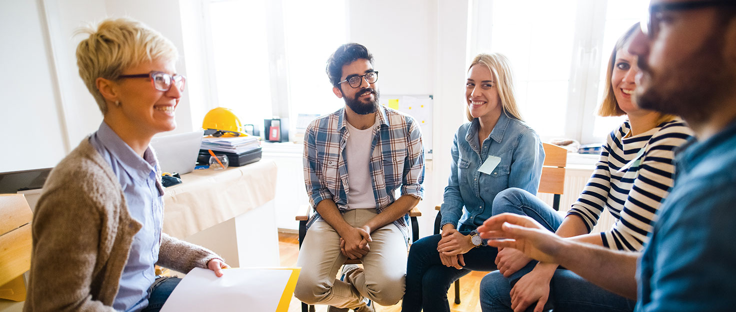 Group-of-people-learning-about-custom-home-building2